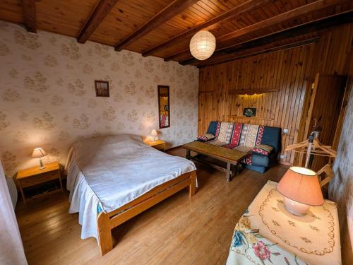 Chambres Confortables avec Petit Déjeuner Inclus et Salon de Jardin - FR-1-583-284 (Chambres Confortables avec Petit Dejeuner Inclus et Salon de Jardin - FR-1-583-284) in Lavigney