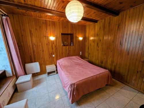 Chambre Rose cosy avec kitchenette et terrasse - FR-1-583-295 in Lavigney