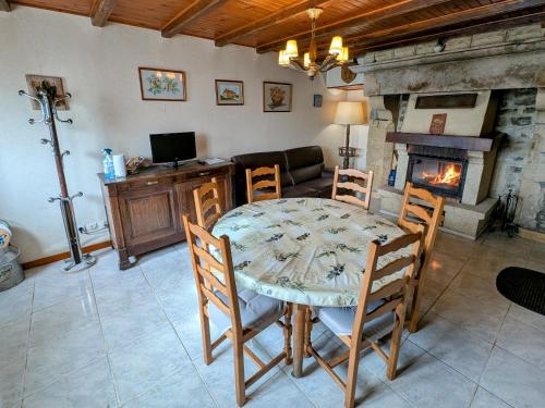 Chambre Rose cosy avec kitchenette et terrasse - FR-1-583-295 in Lavigney