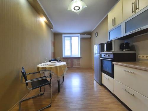 keuken, Квартира в центрі Полтави з ванною і кондиціонером, Світло, Електрика та опалення є 24 на 7, Є парко in Poltava