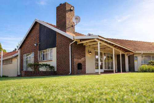 Macum Haven 4BR Home in Florida Park Pool! Parking! Fast Wifi!, Roodepoort