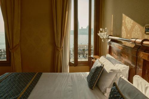 Double or twin room, deluxe, lagoon view