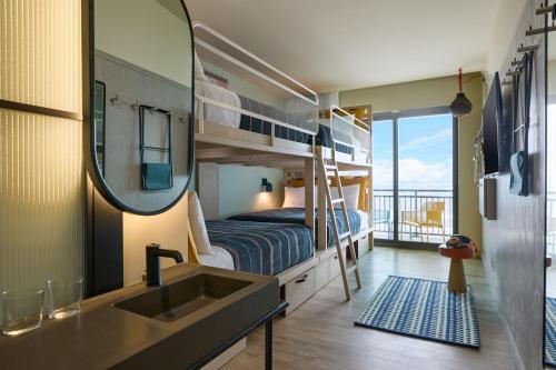 2 bunk beds