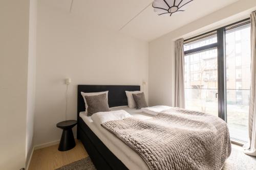 Bright & Airy Canal-Side Retreat for 6 - image 13