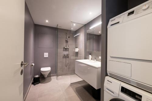 Bright & Airy Canal-Side Retreat for 6 - image 10