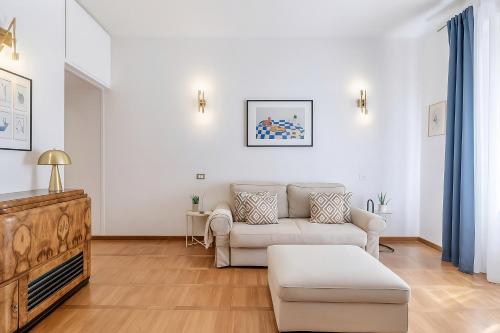 The Boutique Houses - Spacious Apartment with Balcony - M3 Repubblica 2 stops to Montenapoleone Duomo , 1 stop to Central Station - Milan City Center, Milano