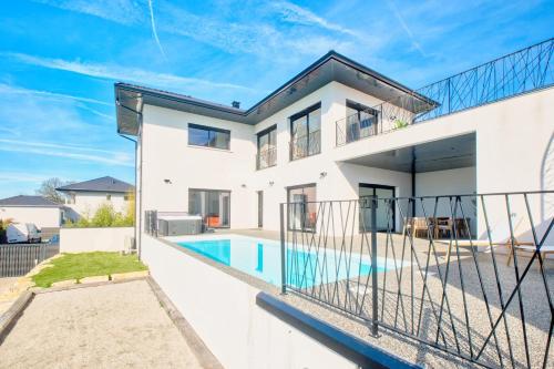 BELLEVUE 1, piscine, jacuzzi, sauna gîte à louer Champcevinel