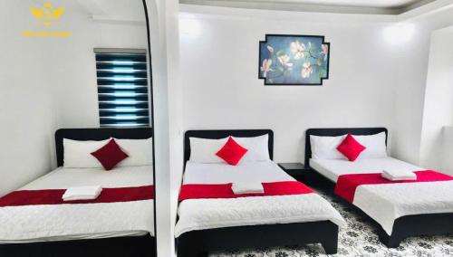 4 queen beds