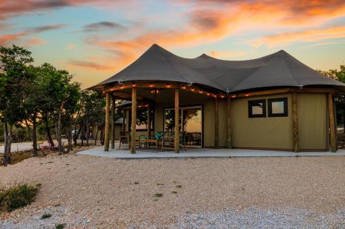 The Jungalow at Mystic Hills Ranch in Fischer, USA