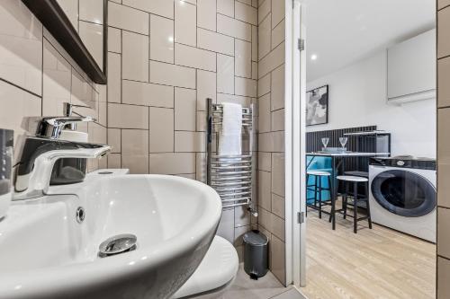 Walk to Stadium: Prime 1BR Stay | 2 Beds Sleeps 3 - image 12