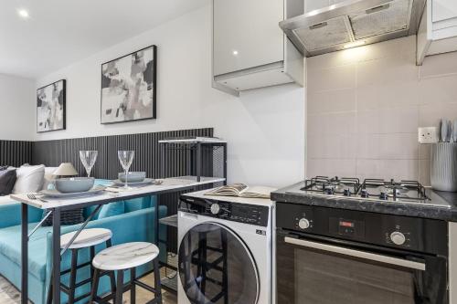 Walk to Stadium: Prime 1BR Stay | 2 Beds Sleeps 3 - image 14
