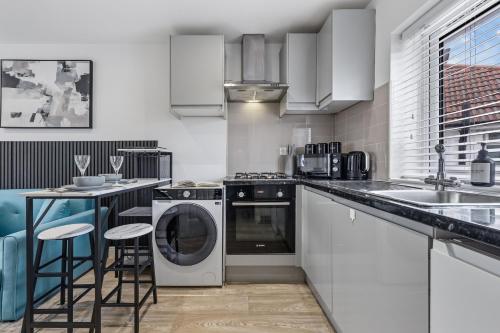 Walk to Stadium: Prime 1BR Stay | 2 Beds Sleeps 3 - image 8