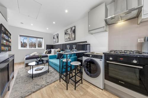 Walk to Stadium: Prime 1BR Stay | 2 Beds Sleeps 3 - image 7