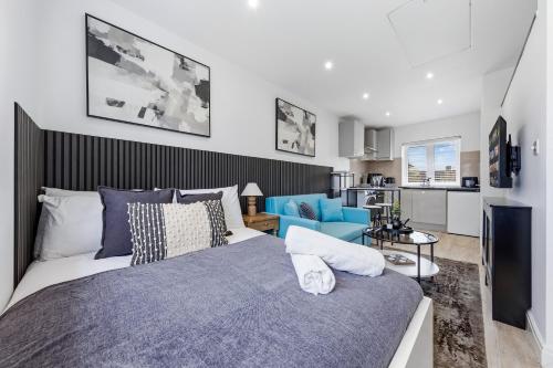 Walk to Stadium: Prime 1BR Stay | 2 Beds Sleeps 3 - image 11