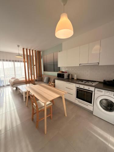 virtuve, Caesar Resort & SPA & Apartments Spacious Studio in Xylophaghou