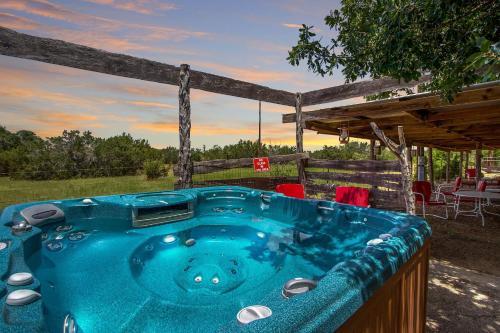 Swing On Inn- Hankie Pankie Cottage in Dripping Springs, USA