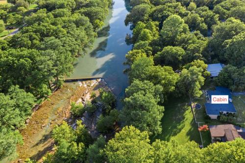 Stone River Cabin in Canyon Lake, USA