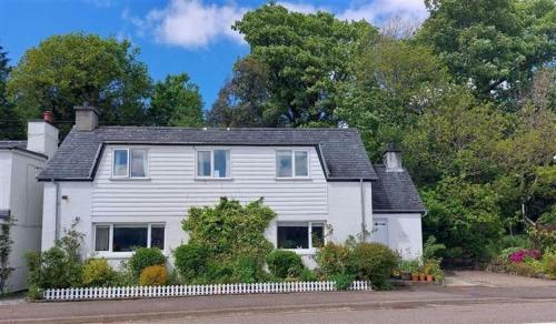 Fabulous Lochside Home with Incredible Views in Лочкаррон