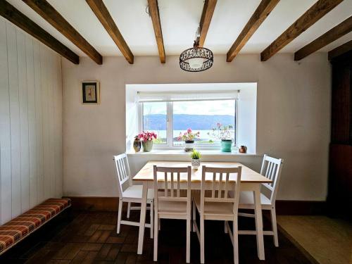 Fabulous Lochside Home with Incredible Views in Лочкаррон