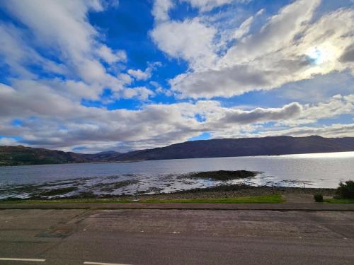 Fabulous Lochside Home with Incredible Views in Лочкаррон