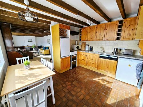 Fabulous Lochside Home with Incredible Views in Лочкаррон
