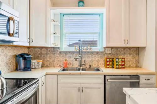Beach House King Bed, Fire Pit & Outdoor Games in Bolivar Peninsula, USA