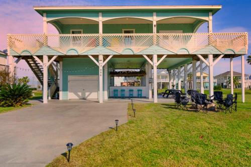 Beach House King Bed, Fire Pit & Outdoor Games in Bolivar Peninsula, USA