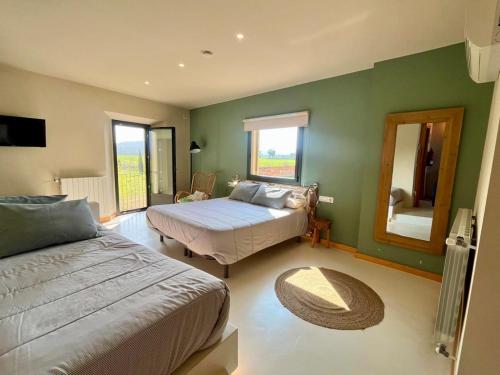 Masia Can Pares with pool & stunning surroundings in Szentgyörgy