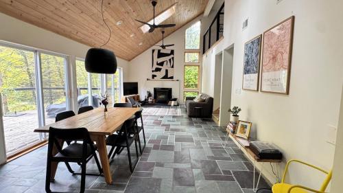 VT Summer Living in a luxurious Forest Retreat with private sauna and swimming hole in 纽芬 (VT)