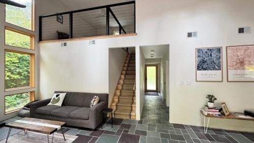 VT Summer Living in a luxurious Forest Retreat with private sauna and swimming hole in 纽芬 (VT)