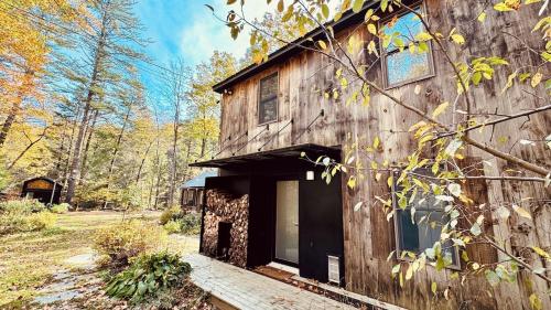 VT Summer Living in a luxurious Forest Retreat with private sauna and swimming hole in 纽芬 (VT)