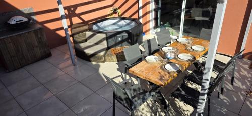 Superbe T3 neuf meublé 65m2 en roof top Fréjus avec espace terrasse pergola BBQ jacuzzi de 45m2 – khách sạn tại Cais