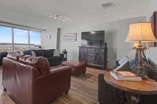 Shop and Dine Fort Worth Condo with Racetrack Views! in Fort Worth, USA
