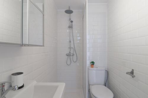 Brand New 3 Bedroom Apartment by the Center - image 33