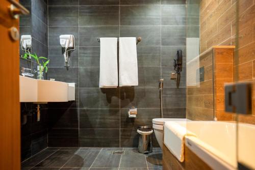 room detail thumbnail 1