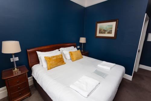 2 twin beds