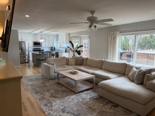 Elegant Executive Residence Hot Tub Pool Parties! in Hanover Park (IL)