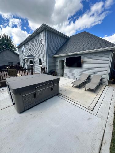 Elegant Executive Residence Hot Tub Pool Parties! in Hanover Park (IL)