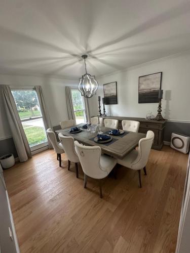 Elegant Executive Residence Hot Tub Pool Parties! in Hanover Park (IL)