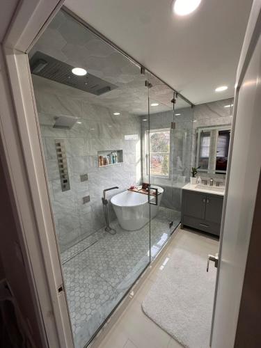 Elegant Executive Residence Hot Tub Pool Parties! in Hanover Park (IL)