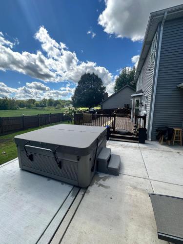 Elegant Executive Residence Hot Tub Pool Parties! in Hanover Park (IL)
