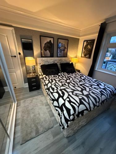 Spacious room and single with non-en-suite private bathroom