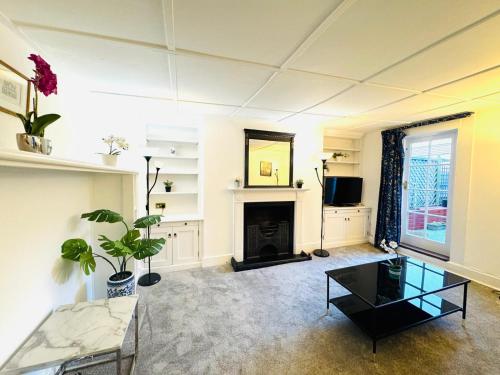 Russel Street Apartment - main image