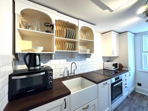 Russel Street Apartment - image 5