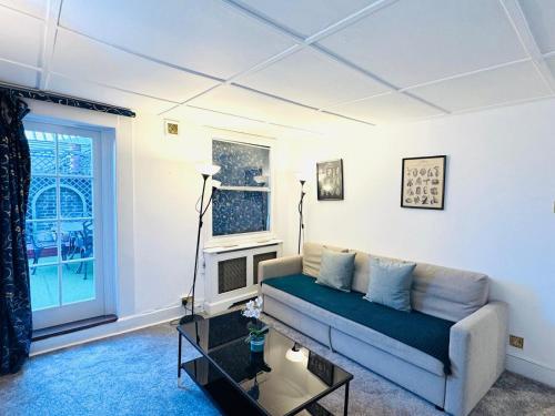 Russel Street Apartment - image 4