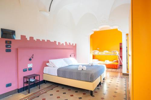 2 twin beds, 2 bunk beds