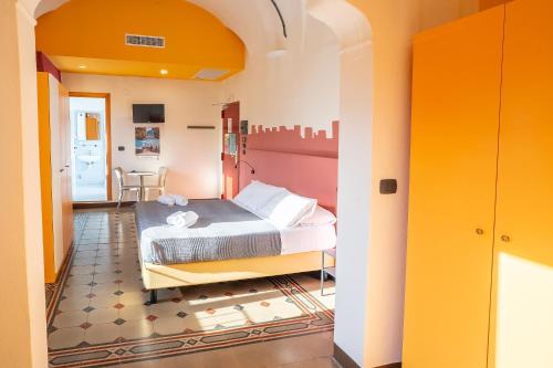 1 queen bed, 2 twin beds