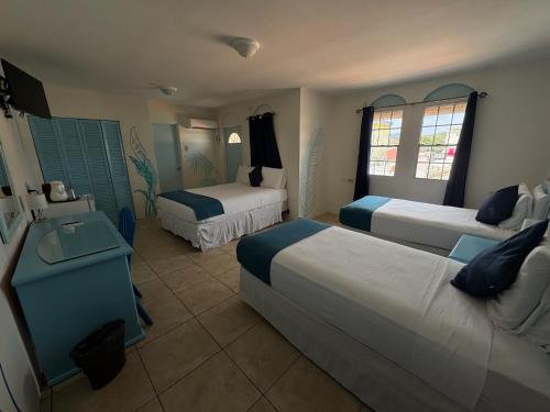 1 double bed, 2 twin beds