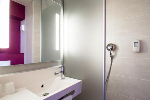 B&B Hotel Bordeaux Begles Centre Terres Neuves Stop at B&B Hôtel Bordeaux Bègles Centre Terres Neuves to discover the wonders of Bordeaux. The property offers a high standard of service and amenities to suit the individual needs of all travelers