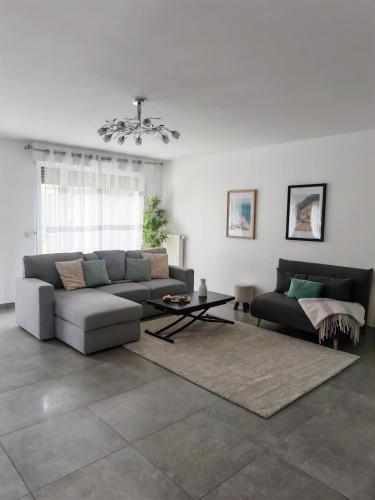 House for 7 people with parking, near Versailles & Paris in Лувесь'єнн